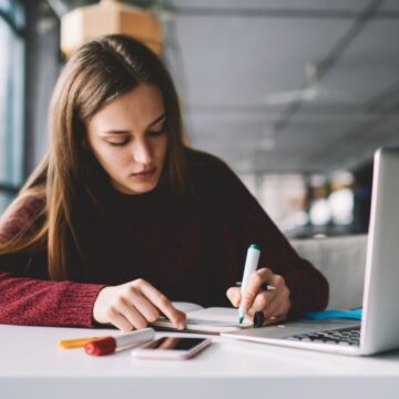 estudantefazendoplanejamento-1024x683-1 4 dicas práticas para aprender inglês em 2025