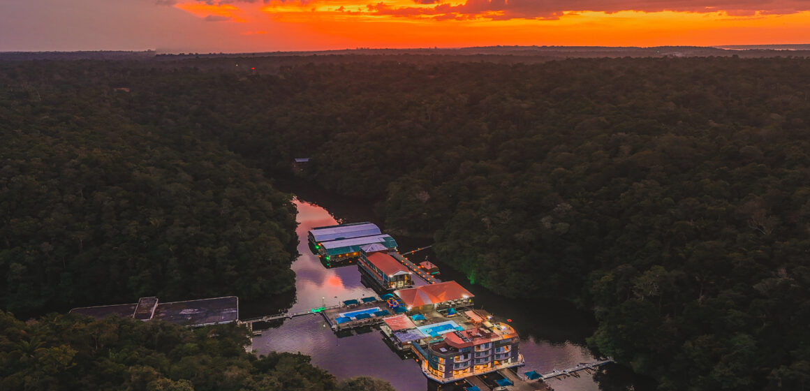 Conheça o único Resort de selva 100% flutuante no mundo