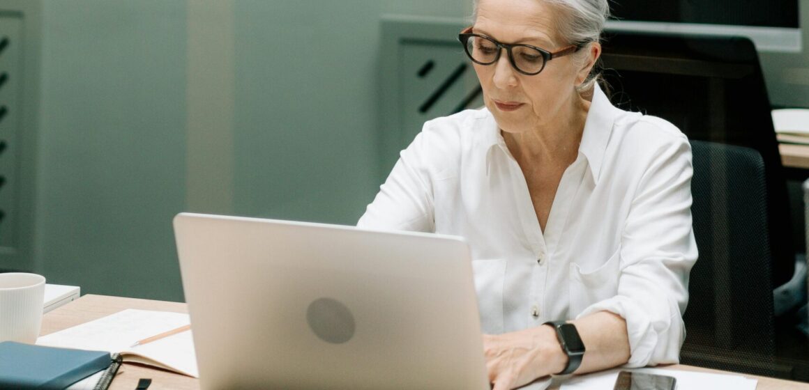 Quatro em cada dez profissionais brasileiros já sofreram etarismo