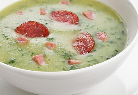 Esfriou! Aprenda a fazer receita de Caldo Verde fácil para o inverno