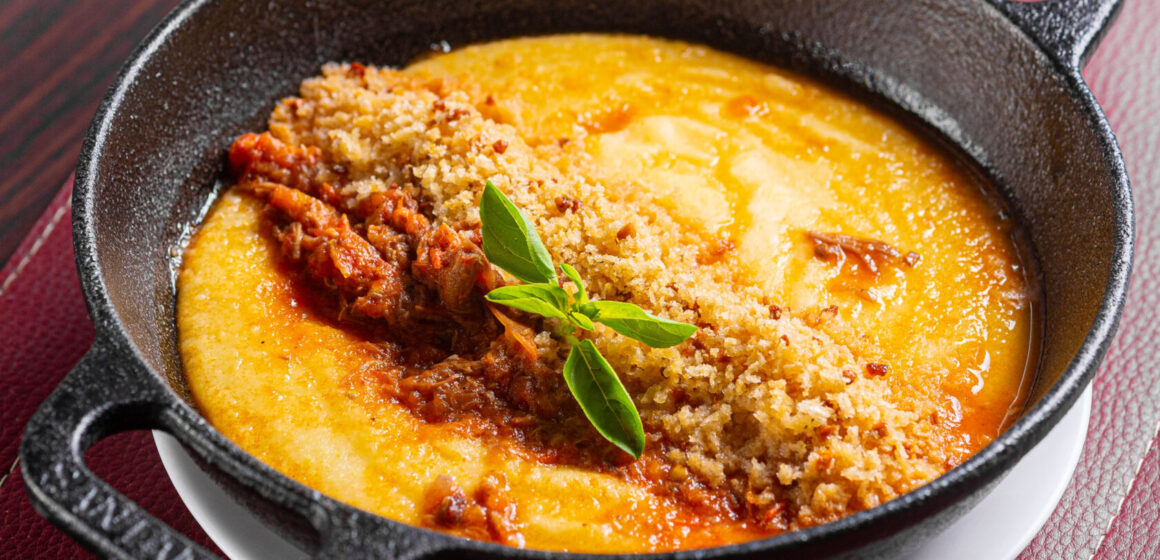 Aprenda a fazer polenta cremosa com ragú de costela