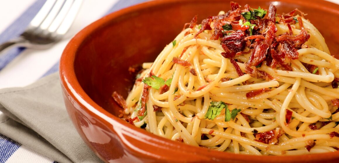 Carbonara Sertanejo: espaguete com charque e toque regional