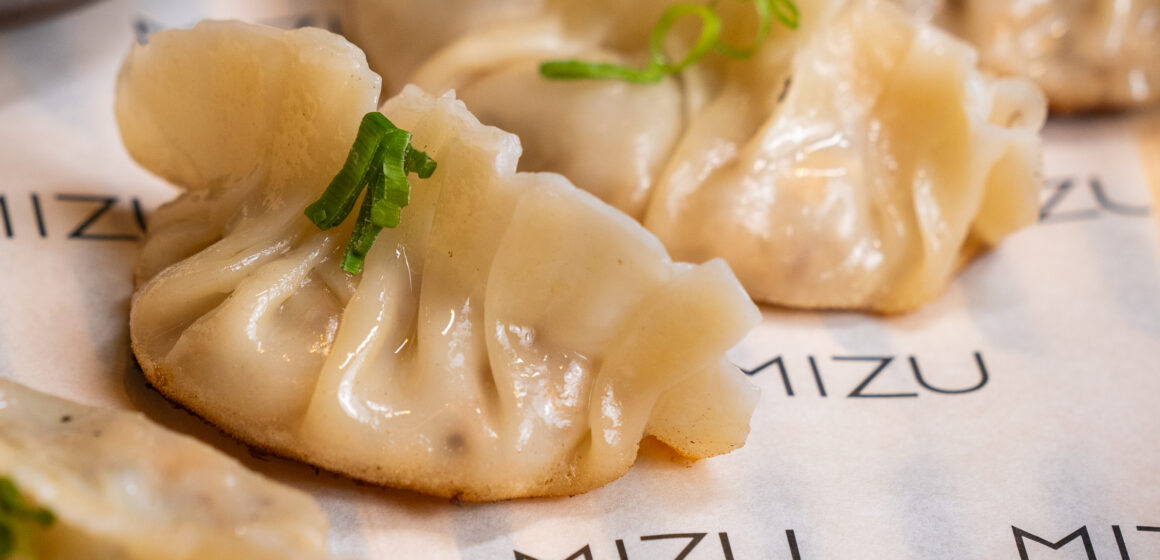 GYOZA-SURF-AND-TURF-3-1 Mizu lança menu especial em homenagem à edição de 2025 da Feira do Livro de Porto Alegre/RS