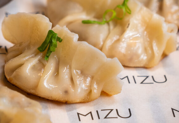 Mizu lança menu especial em homenagem à edição de 2025 da Feira do Livro de Porto Alegre/RS