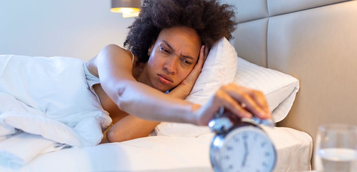 Dormir mal pode sabotar a dieta: veja 6 hábitos que aceleram o emagrecimento