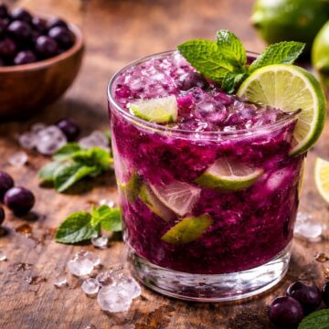 Caipirinha Caipirinha de açaí vira drink queridinho para brindar o fim de ano com frescor e brasilidade