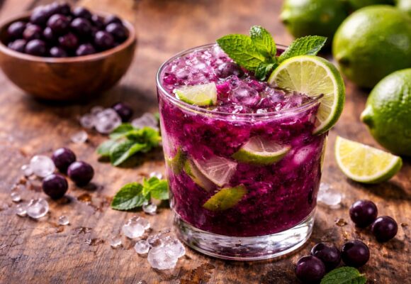 Caipirinha de açaí vira drink queridinho para brindar o fim de ano com frescor e brasilidade