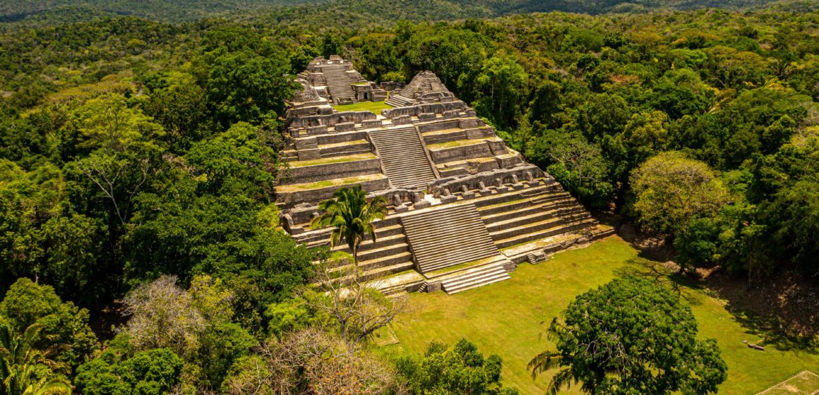 Cayo-Caracol-temple-2 Belize, onde a cultura Maia segue viva!