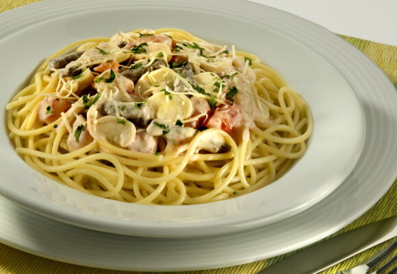 Para começar a semana: Espaguete ao Molho de Strogonoff