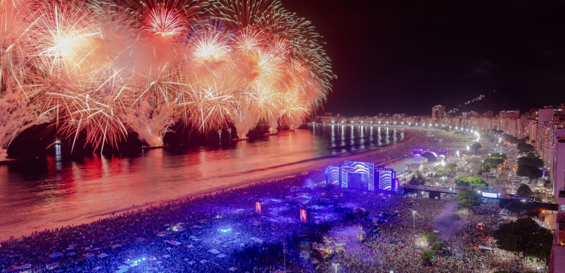 PREFEITURA-RJ Réveillon a bordo: cinco roteiros no Rio de Janeiro para ver os fogos do mar