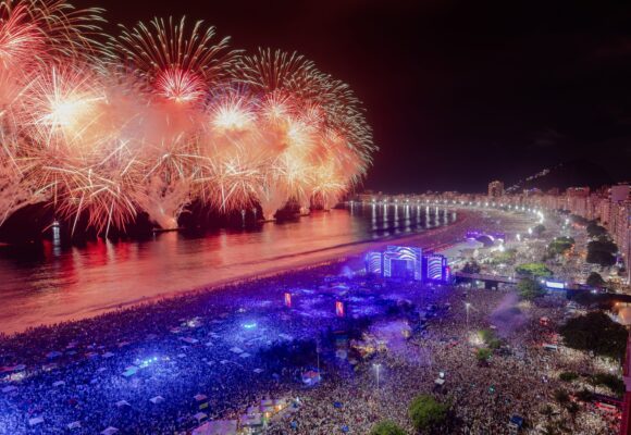 Réveillon a bordo: cinco roteiros no Rio de Janeiro para ver os fogos do mar