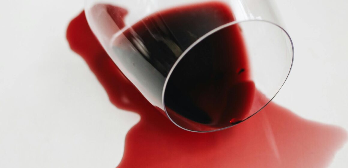 Mancha de vinho, gordura e glitter? Como salvar seu sofás das festas