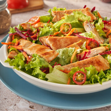 Aprenda a fazer uma salada de verão com filé de frango