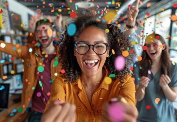 Group of People Celebrating With Confetti Carnaval não é feriado: administrador esclarece como funciona o ponto facultativo na iniciativa privada