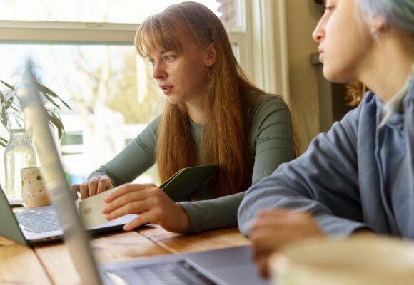 Pesquisa aponta que 57% dos adolescentes já foram expostos a conteúdos inadequados online