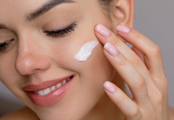 Saúde da pele feminina exige atenção em todas as fases da vida
